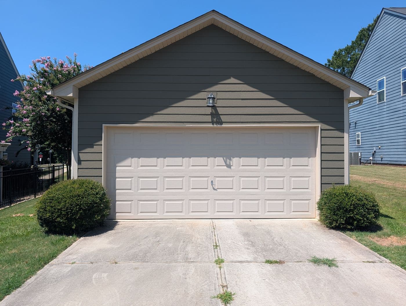 Detached garage with freshly painted siding and trim in Simpsonville, SC